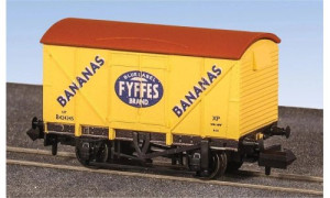 PECO NR2005P N Gauge BR Vanfit Wagon with Fyffes Bananas branding, metal wheels, sharp livery, and detailed post-war freight styling