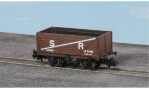 PECO NR7002S N Gauge 7 Plank Wagon 'SR Brown' No.738, metal wheels, brown body, white lettering and fine moulded brake rigging detail