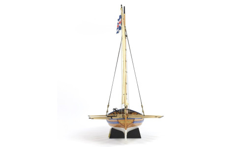 Artesania Latina 19004 HMS Bounty’s Jolly Boat 1/25 scale model showcasing detailed thwarts, oars and traditional small‑craft construction