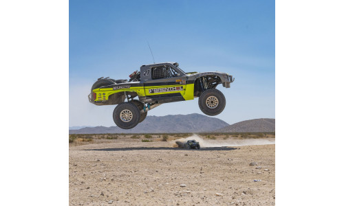 LOS05021T1 – 8S brushless RTR truck with LED lights, AVC, and bottom-loading battery tray