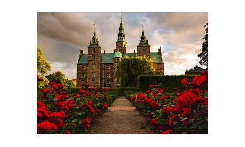 Ravensburger RB01336-5 Rosenborg Castle Denmark 1000 piece jigsaw puzzle featuring a detailed historic castle scene